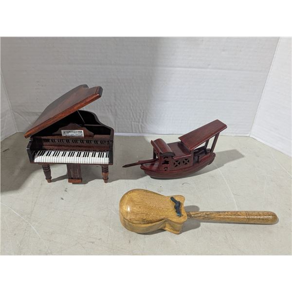 Wood ornaments and collectibles