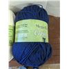 Image 2 : White and blue yarn lot