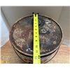 Image 2 : Vintage 1-pound or small-format metal grease tin featuring the classic red and yellow Shell pecten l
