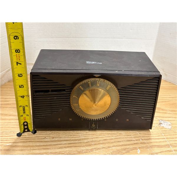 Vintage mid-century Emerson Model 812 (or 812B) AM vacuum tube table radio. (Untested)