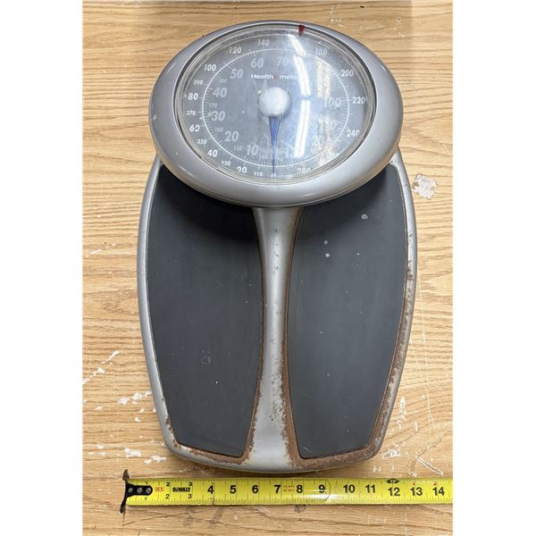 Heavy-duty mechanical floor scale. (Working)