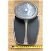 Image 1 : Heavy-duty mechanical floor scale. (Working)