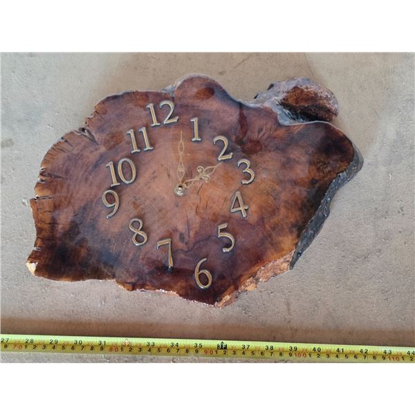 Wood clock- needs batteries- untested