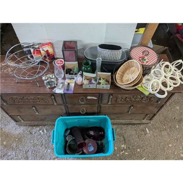 Mixed décor lot, baskets, vases, etc