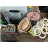Image 4 : Mixed décor lot, baskets, vases, etc