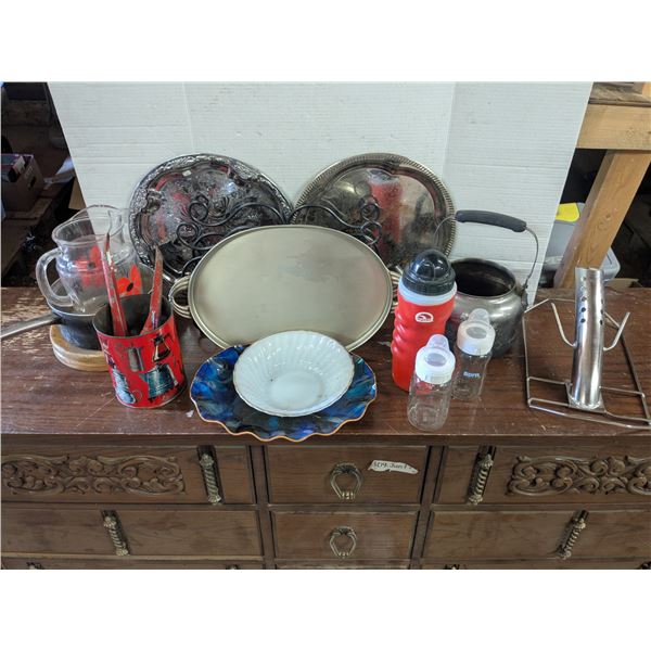 Mixed kitchenware lot, serving trays, turkey cooker, etc.