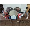 Image 1 : Mixed kitchenware lot, serving trays, turkey cooker, etc.