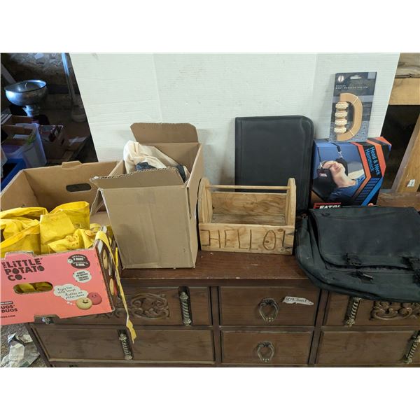 Mixed lot, inflatable sumo suit, head hammock, rain pants, etc.