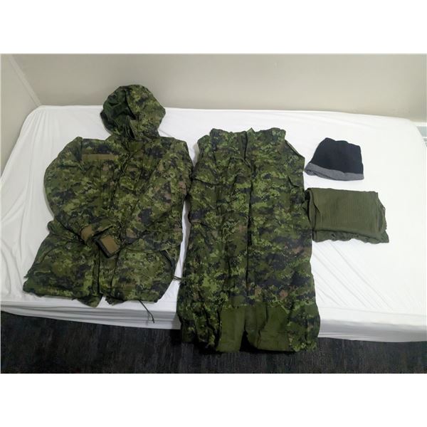 Woodland Digital Camo Winter coat(size 7036)  and pants(size 6730), with black toque and dark green 