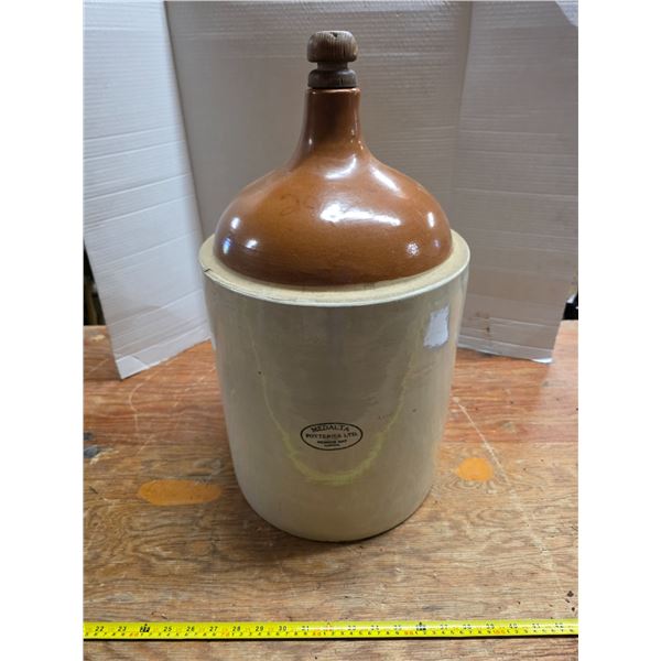 Large medalta crock- has cracks