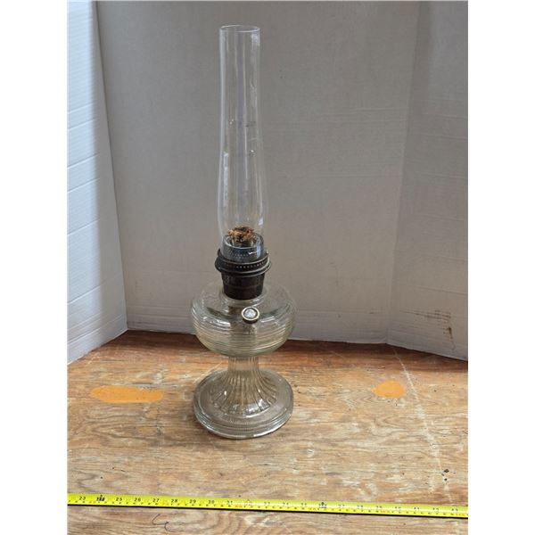 Glass oil lamp with chimney- has crack in chimney