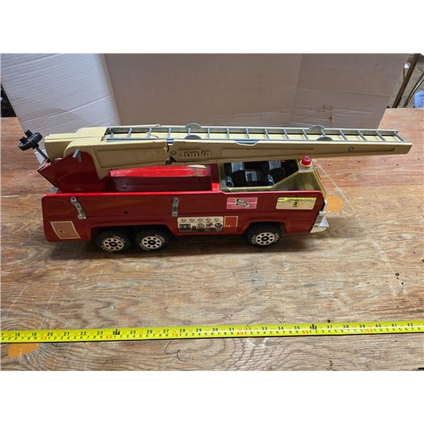Vintage tonka fire truck- 19"L- has broken ladder