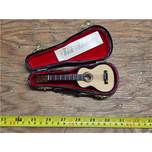 Musik miniature guitar collectable