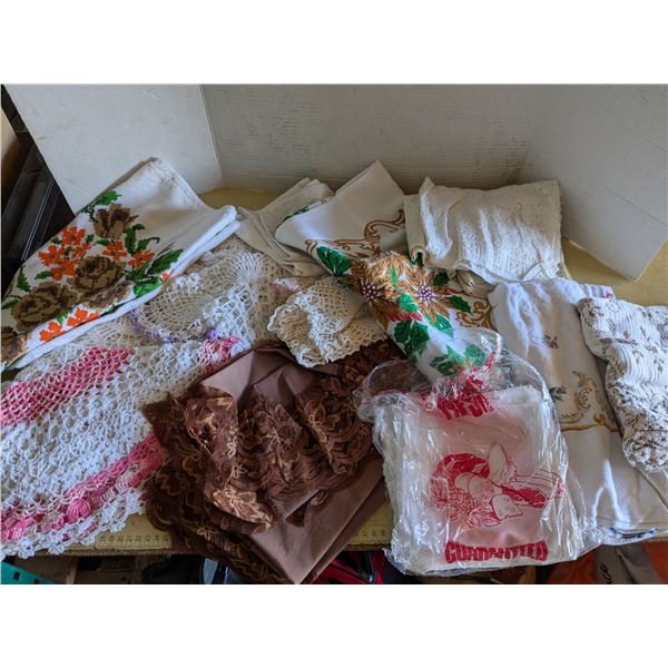 Mixed table clothes and doilies