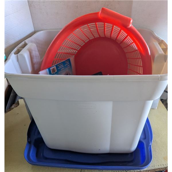 Mixed lot, rubber maid tote, carnival glass bowl, etc