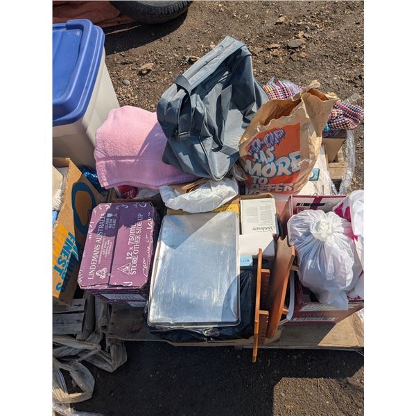 Mixed pallet lot, linens, décor, kitchenware, etc.