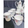 Image 18 : Royal Albert Bone China "Petit Point" Pattern England 51-Piece Set