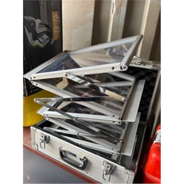 Glass accoudion in case