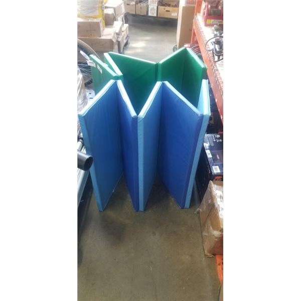 2 FOLDING PLAYMATS