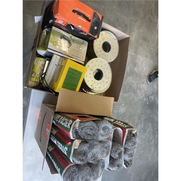 TRAY OF ASSORTED ELECTRONICS AND BULLDOG STEEL WOOL