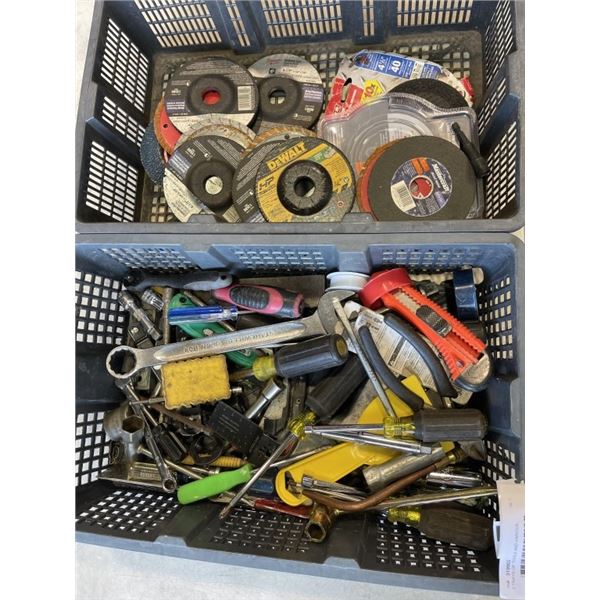 2 TRAYS OF TOOLS AND VARIOUS GRINDING/POLISHING DISCS