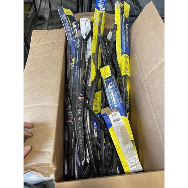BOX OF VARIOUS STORE RETURN WINDSHIELD WIPER BLADES VARIOUS SIZES