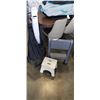 Image 1 : 2 FOLDABLE STEPS AND A FOLDABLE SHOPPING CART