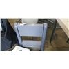 Image 3 : 2 FOLDABLE STEPS AND A FOLDABLE SHOPPING CART