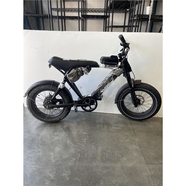 BLACK E-BIKE