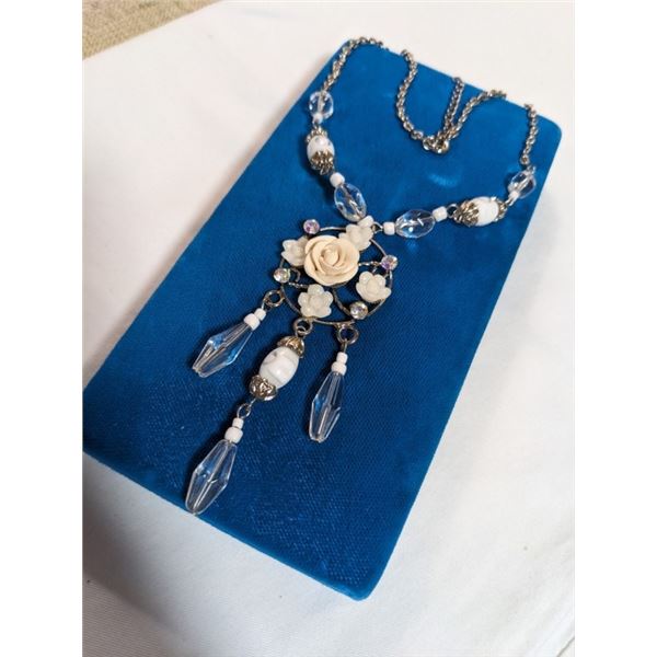 VINTAGE LUCITE AND GLASS BEADS NECKLACE