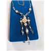 Image 2 : VINTAGE LUCITE AND GLASS BEADS NECKLACE