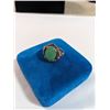 Image 3 : VINTAGE STERLING SILVER AND 10K GOLD GREEN STONE RING, SIZE 5.5