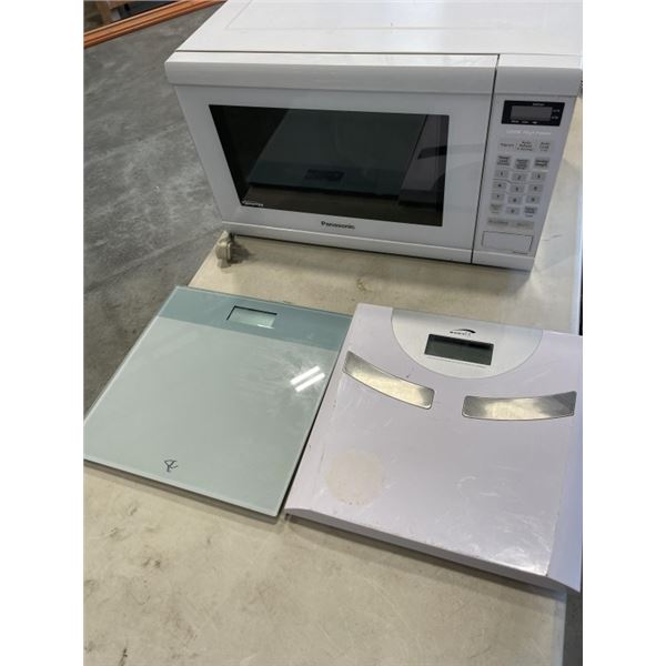 PANASONIC MICROWAVE AND 2 SCALES