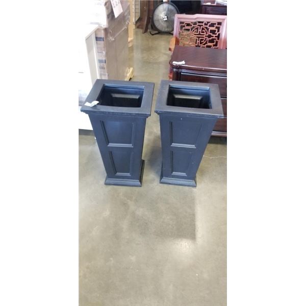 PAIR OF PLASTIC OUTDOOR PLANTERNS. 28" TALL. 16 X 16"