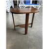 Image 2 : 2 VINTAGE D TABLES