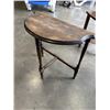 Image 4 : 2 VINTAGE D TABLES