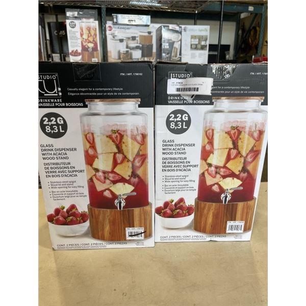 2 STUDIO DRINKWARE 2,2 G GLASS DRINK DISPENSER WITH ACACIA WOOD STAND
