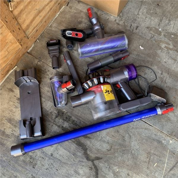 DYSON V8 TOTAL CLEAN CORDLESS STICK VACUUM WITH ACCESSORIES AND CHARGER WORKING