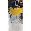 Image 3 : 4 YELLOW STACKING CHAIRS