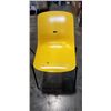 Image 4 : 4 YELLOW STACKING CHAIRS