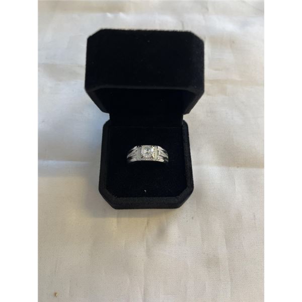 NEW S925 1.0CT SIMULATED DIAMOND (CZ) MANS RING, RESIZEABLE, MOUNTED IN 925 STERLING SILVER W/ WHITE