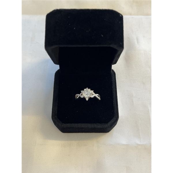 NEW S925 1.0CT SIMULATED DIAMOND (CZ) HALO TWIST RING, SIZE 6, MOUNTED IN 925 STERLING SILVER W/ WHI