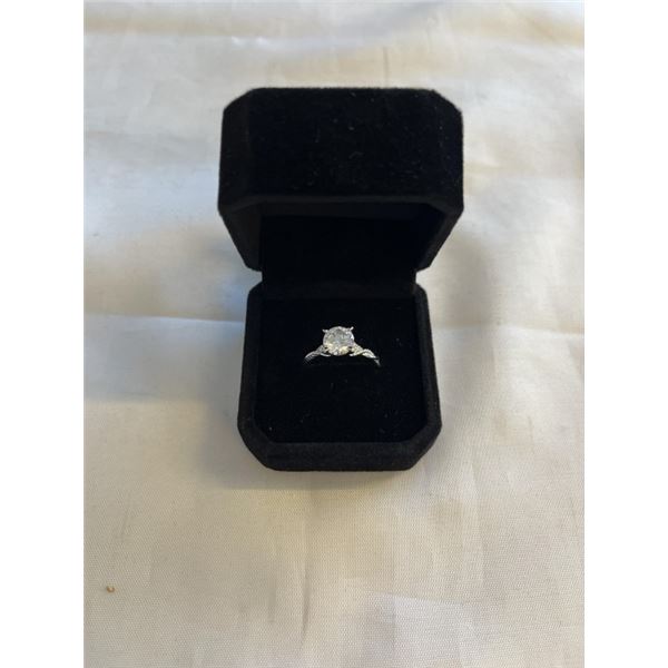 NEW S925 1.5CT SIMULATED DIAMOND (CZ) TWIST RING, SIZE 7, MOUNTED IN 925 STERLING SILVER W/ WHITE GO