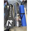 Image 2 : 2 EXERCISE MATS AND BATMINTON RACKET CASES
