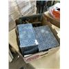 Image 5 : 2 BOXES OF ASSORTED HOME DECOR
