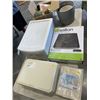 Image 1 : SALTON INDUCTION COOKTOP AND ASSORTED HOME DECOR