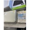 Image 2 : SALTON INDUCTION COOKTOP AND ASSORTED HOME DECOR