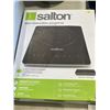 Image 3 : SALTON INDUCTION COOKTOP AND ASSORTED HOME DECOR