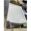 Image 4 : SALTON INDUCTION COOKTOP AND ASSORTED HOME DECOR