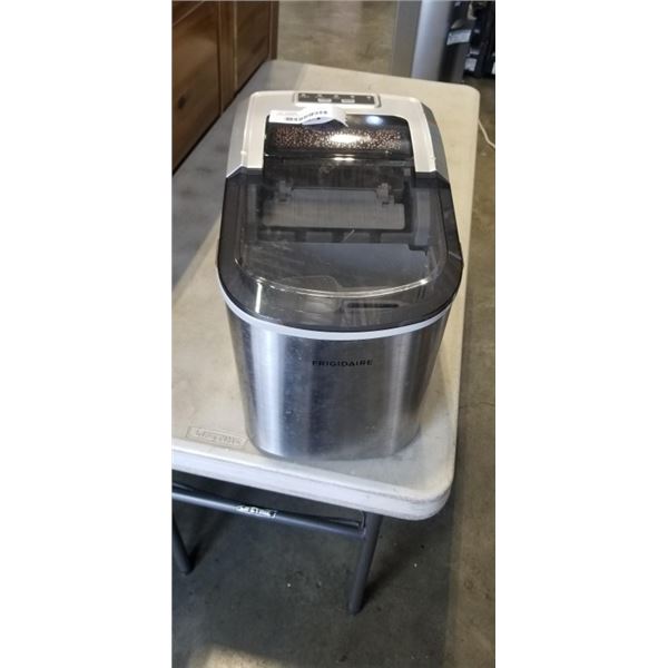 FRIDGIDAIRE ICE MAKER - WORKING